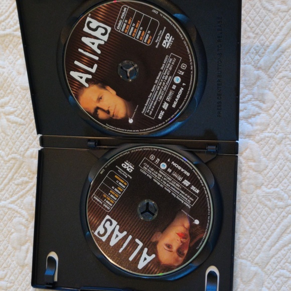 Alias the Complete first Season Six Video Disc Set Featuring Jennifer Gardner - Picture 9 of 12